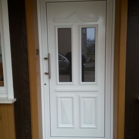 Weiße Haustür mit Glasscheiben