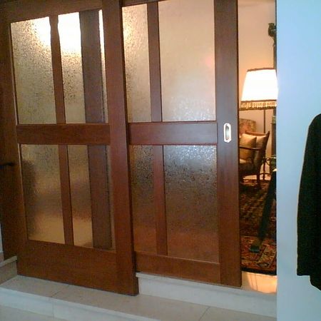 Hölzerne Schiebetüren mit Milchglasscheiben