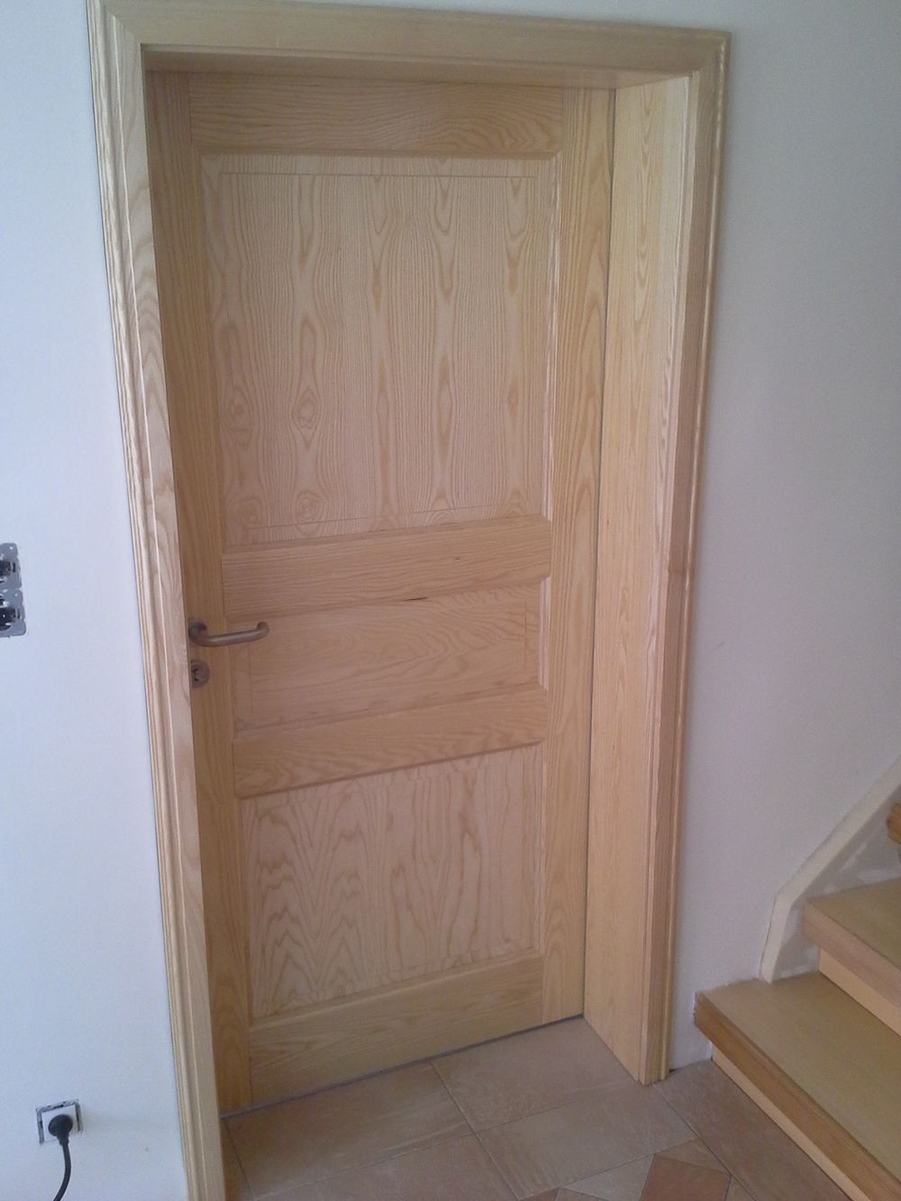 Zimmertür aus hellem Holz